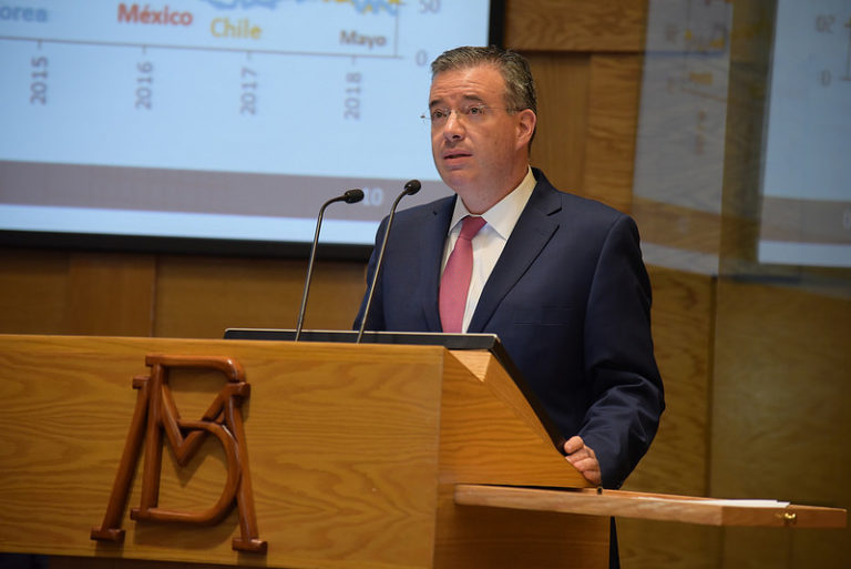 Alejandro Díaz de León, “Banquero Central del Año 2019 para América”