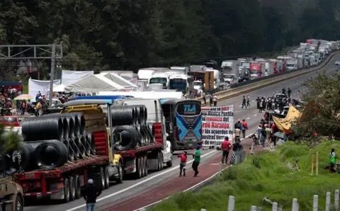 Gobierno federal debe actuar inmediatamente contra bloqueo carretero Mex-Puebla