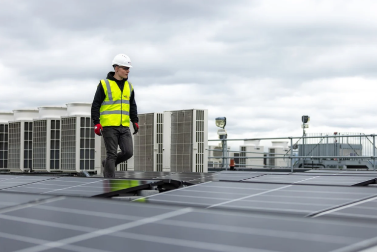 Trabajador panel solar