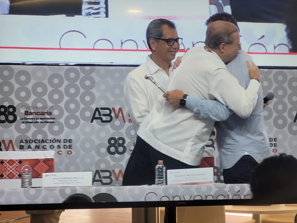 Bancos van por menor uso de efectivo y reducción de tasas