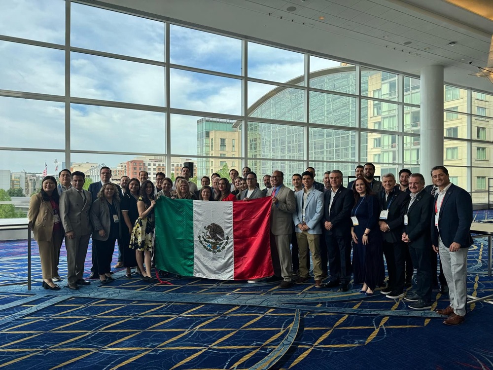 Mexicanos en feria de inversión estadounidense
