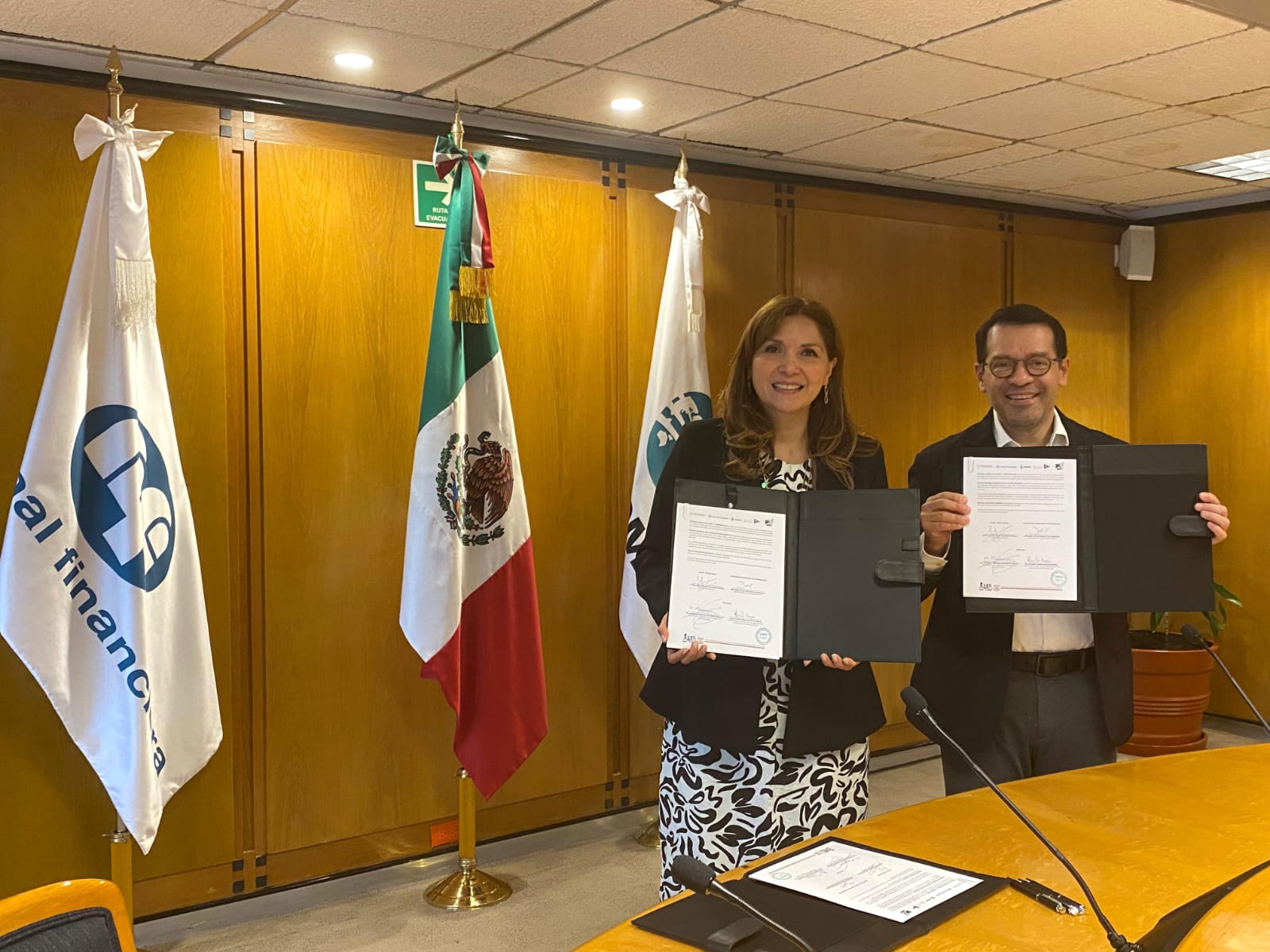Nafin y franquicias firman acuerdo
